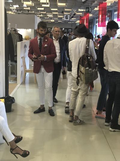 weisse Hosen Street Style Florenz Italien Modepilot