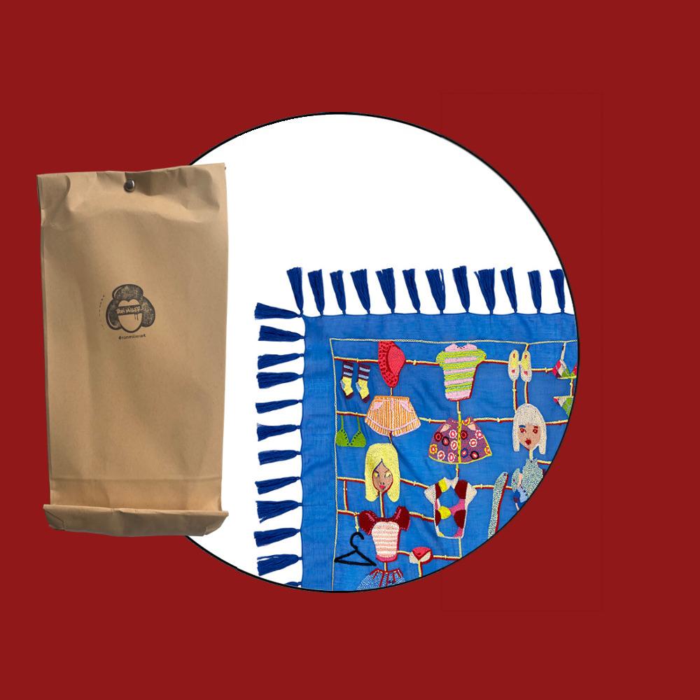 Tür 24: Besticktes „Paper Doll”-Tuch von Maison Common und Kunst von Ron Miller
