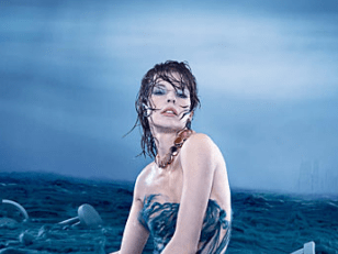 Milla Jovovich in Tsunami-Blau