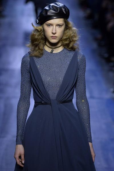 Christian Dior Herbst Winter 2017 Modepilot Barett Dunkelblau Leder blau
