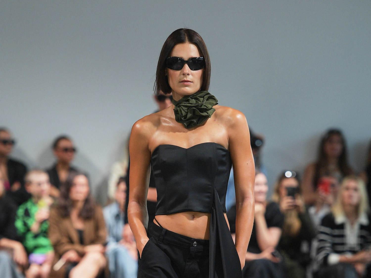 Modetrend 2023: Blumenbrosche