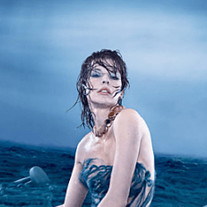 Milla Jovovich in Tsunami-Blau