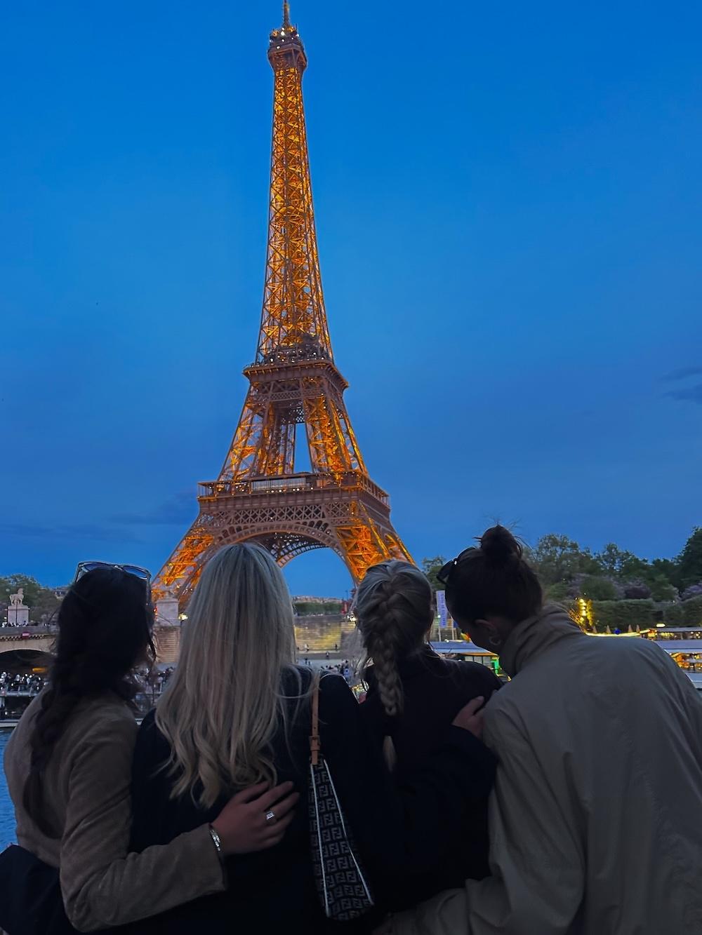 Klara in Paris mit Freundinnen Modepilot