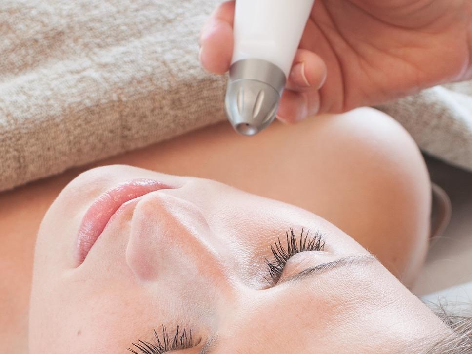 Faltenfrei durch Druckluft statt Botox