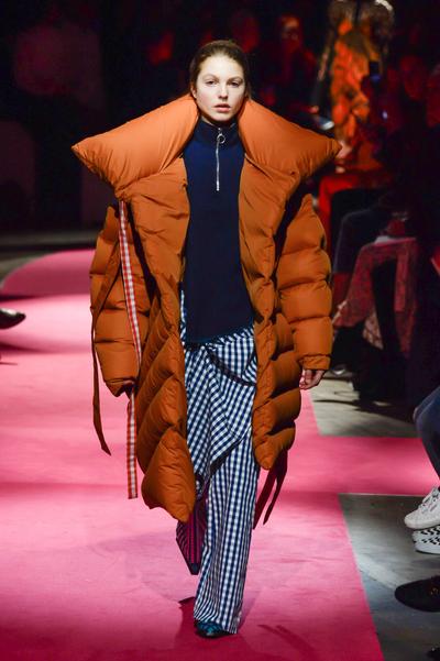 trend daunenjacke pufferjacket designer catwalk laufsteg modepilot