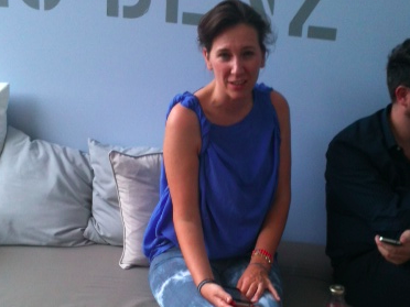 Claudia ten Hoevel in Batik-Hose
