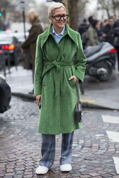 Street Style Modepilot Paris green coat short hair