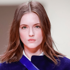 Die schönsten Kombinationen in Blau von den Fashion Weeks