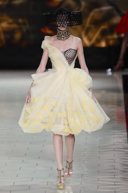 Modepilot-Trend-Kleider-weitschwingend-50er-Fashionweek-Paris-Mode-Blog-Alexander Mc Queen