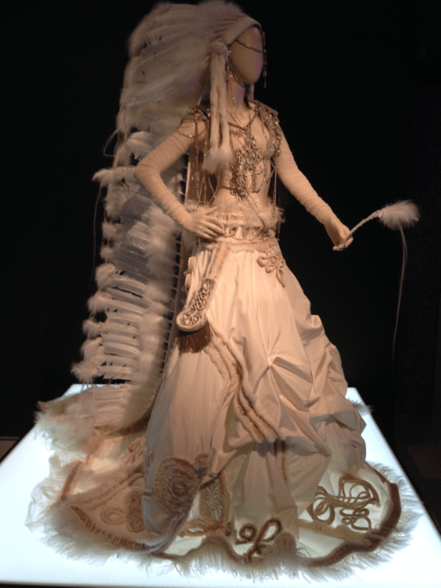 Jean Paul Gaultier Kleid Indianerschmuck Modepilot