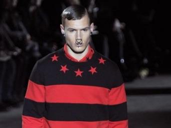 Wintertrend: Christmas-Rot zu tiefstem Schwarz