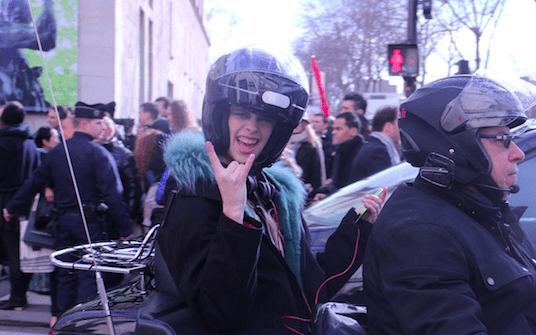 Foto Motorrad Fashion Week Model Helm Rucksack Isabelle Braun Modepilot