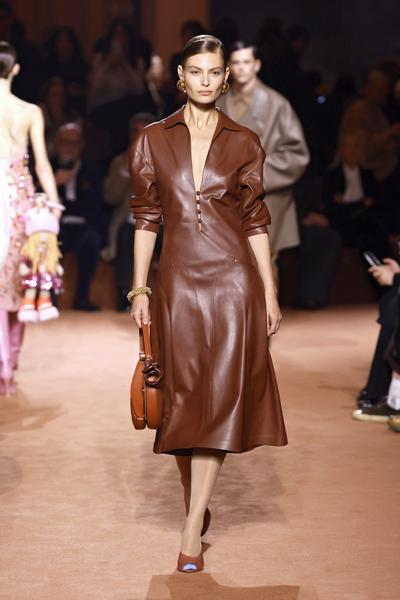 Modepilot Lederkleid 2025 Mailand