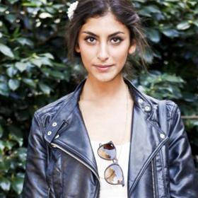 Streetstyle: Zartes Kleid zur derben Jacke