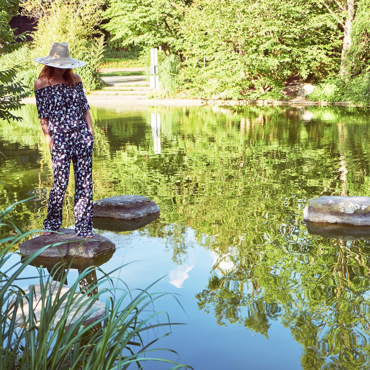 Outfit: Tukan-Print (bereits im Sale ?) und Strohhut für den Urlaub