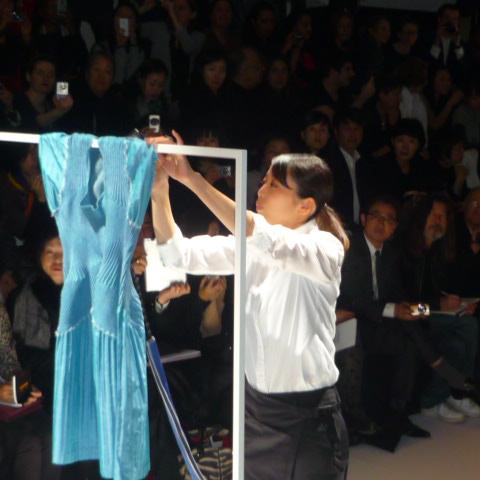 Paris: Dampfstretch bei Issey Miyake