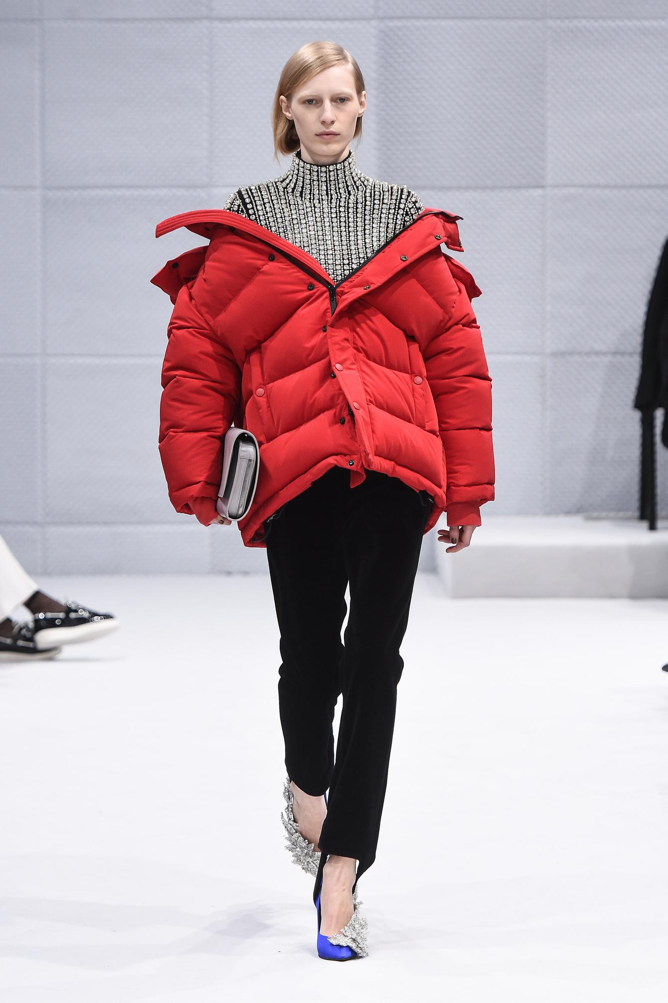 trend daunenjacke pufferjacket designer catwalk laufsteg balenciaga rot schulter julia nobis modepilot