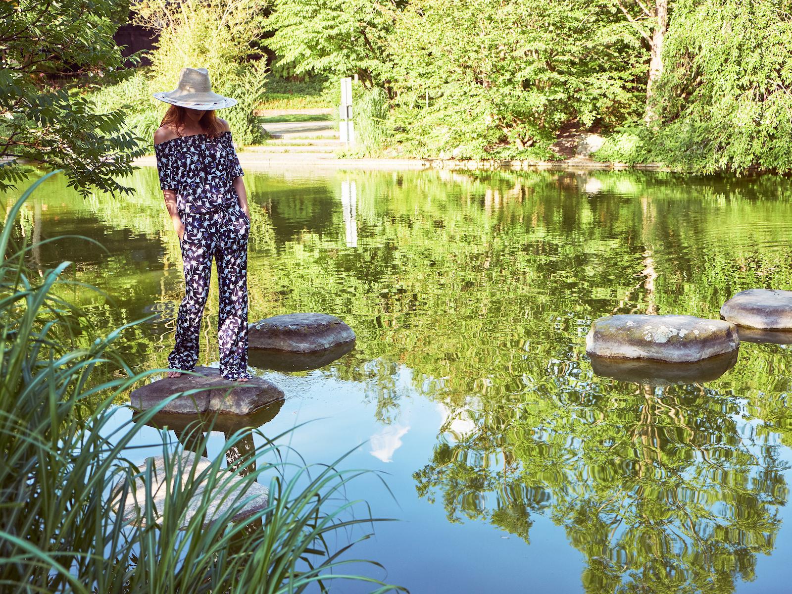 Outfit: Tukan-Print (bereits im Sale ?) und Strohhut für den Urlaub
