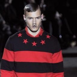Wintertrend: Christmas-Rot zu tiefstem Schwarz