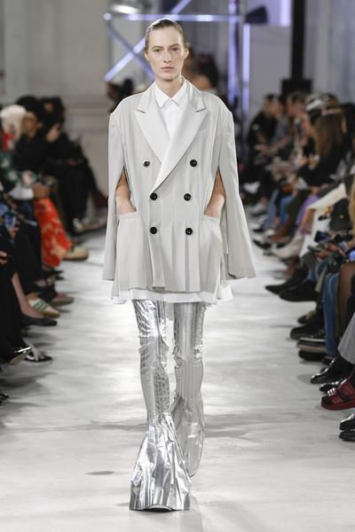 Wie trage ich Metallic? Modepilot 2023 Sacai