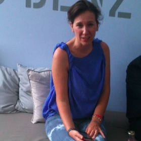 Claudia ten Hoevel in Batik-Hose