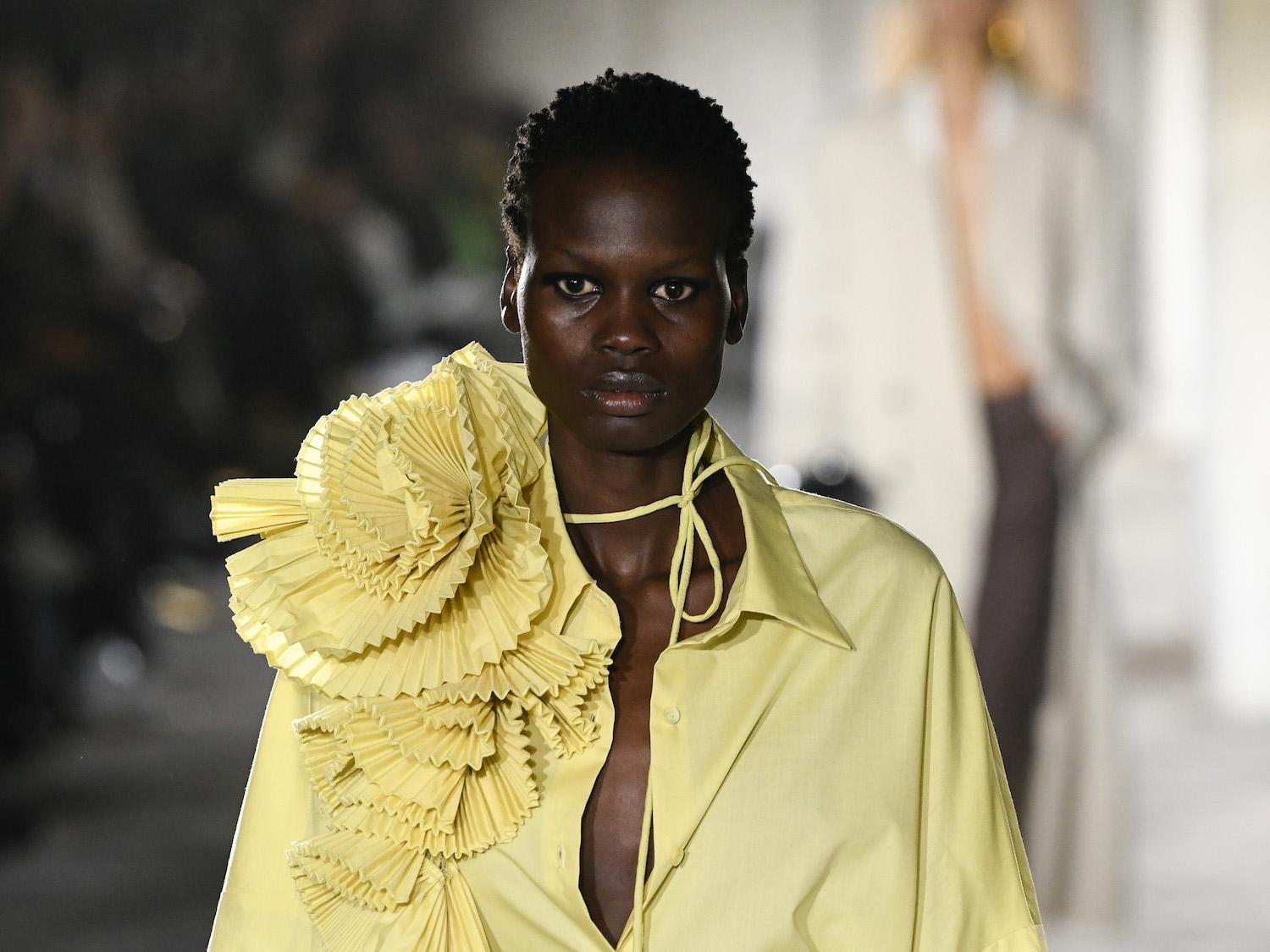 Dries Van Noten nimmt uns an die Hand und führt uns aus der Dunkelheit