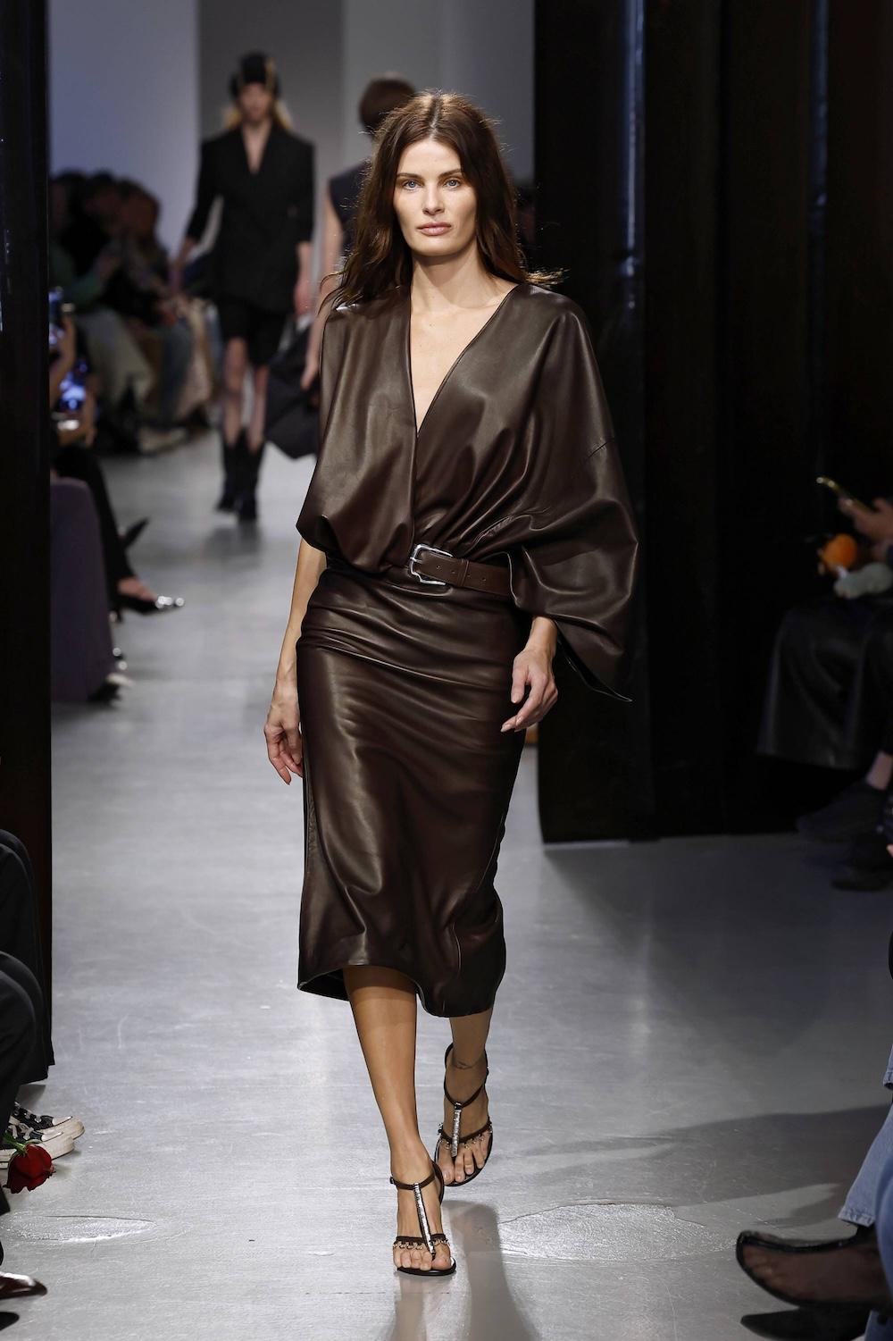 Modepilot Trends 2025 Lederkleid