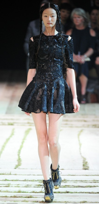 Alexander McQueen black dress Modepilot