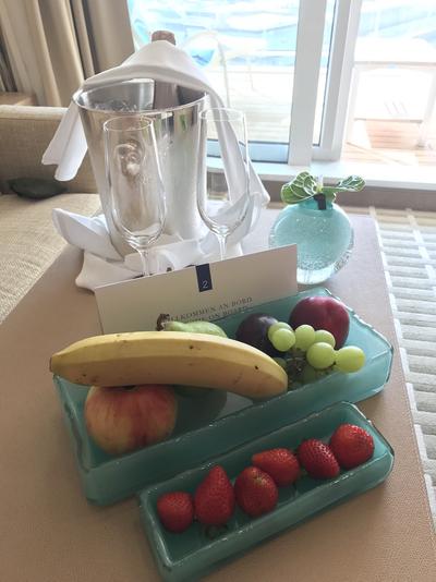 Obst Begruessung an Bord Suite MS Europa Cruise Modepilot