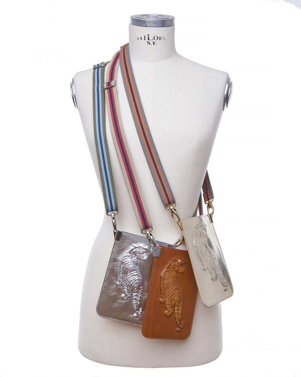 Brustbeutel-Trend: Mini-Tasche mit Tigerprägung (z.B. Tiger oder Skarabäus) und Bagstrap von Gabriele Frantzen