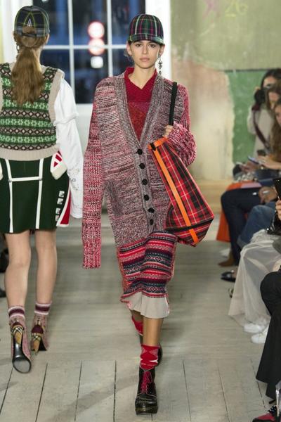 Burberry Kaia Gerber all catwalk pics Modepilot 2018 Runway