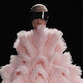 Paris: Flowerbombs bei Alexander McQueen