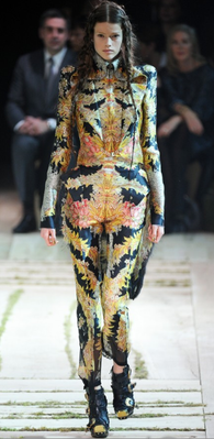 Alexander McQueen Sommer 2011 Modepilot