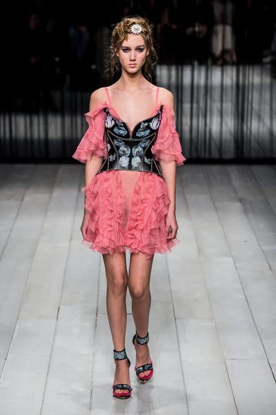 Alexander McQueen Herbst/Winter 2016 trendfarbe rosa modepilot