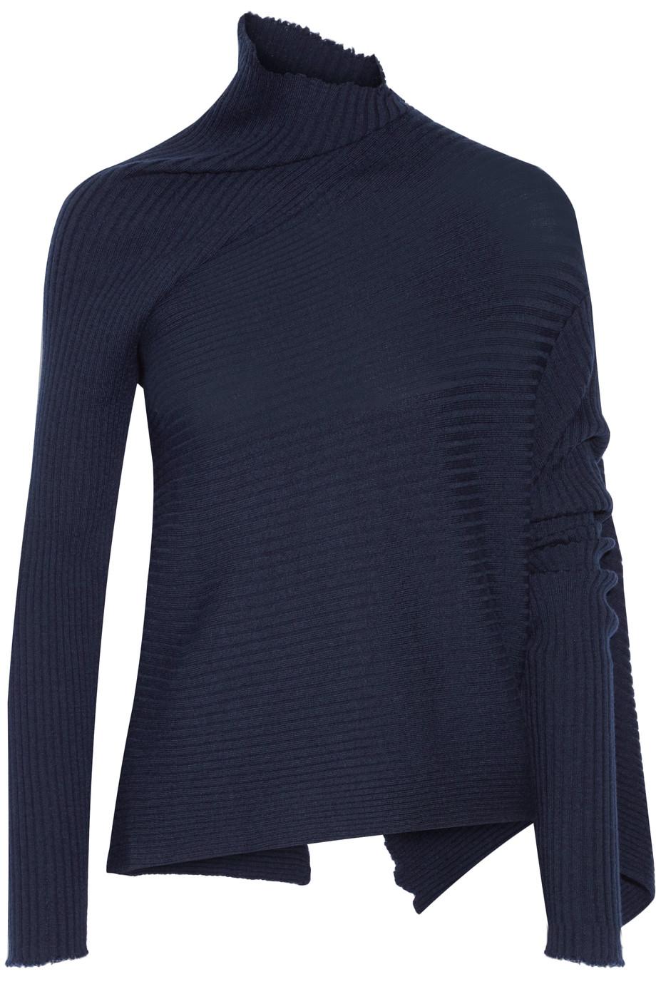 dieser asymmetrische Pullover aus kuscheliger gerippter Wolle